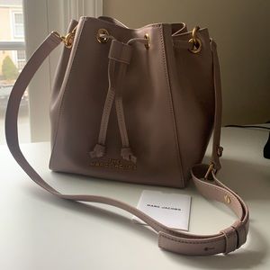 Marc Jacobs bucket bag in a grey/taupe color